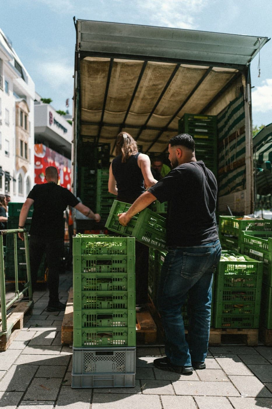 Déchargement de caisses de légumes depuis le camion du fournisseur